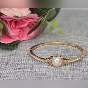 Beautiful Vintage Stretch‎ Bracelet Gold Tone Faux Pearl Cabochon Avon